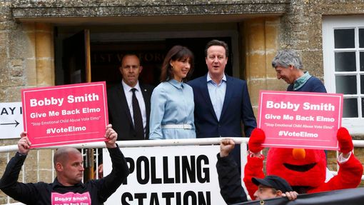 David Cameron s manželkou Samanthou opuštějí volební místnost ve Spelsbury.