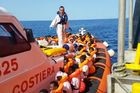 Konec slovní přestřelky o přijetí <strong>lodě</strong> s migranty. Italský premiér navštíví v Paříži Macrona