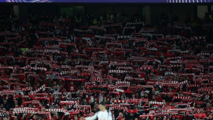 Fanoušci Slavie na stadionu Tottenhamu