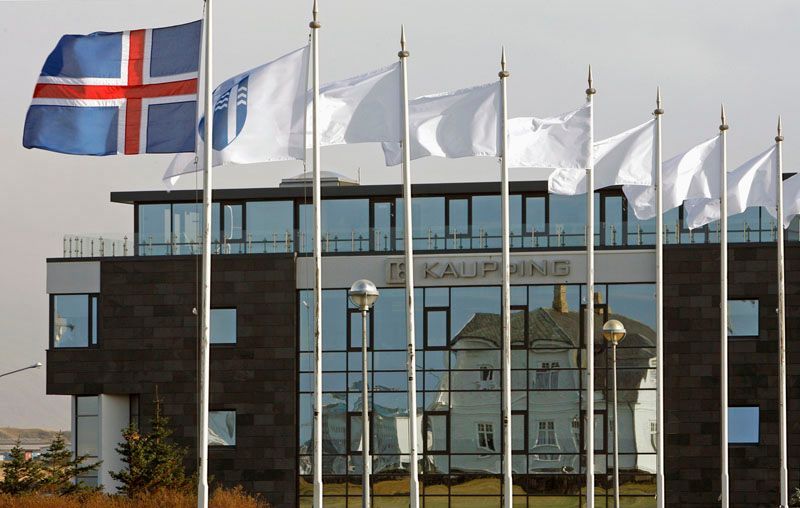 Islandská vlajka nad největší tamní bankou Kaupthing