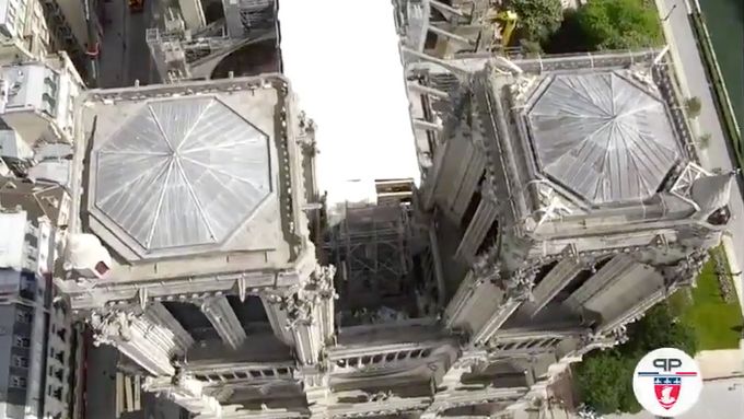 Pařížská katedrála Notre-Dame, které při požáru z 15. na 16. dubna shořela střecha i krovy, už je plně chráněná před rozmary počasí.