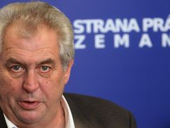Miloš Zeman ještě jako lídr nové strany v parlamentních volbách. Po prohře rezignoval.