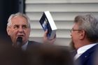 Miloš Zeman dary dárky Třinecké železárny Bible od zaměstnance