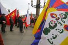 Číňan, který ukradl v Praze demonstrantovi tibetskou vlajku, má zaplatit pokutu 15 tisíc korun