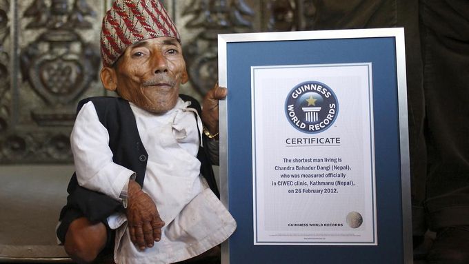 Dvaasedmdesátiletý Nepálec Čandra Bahádur Dangi je od února oficiálně nejmenším člověkem na světě. Podle oficiálního měření zástupců Guinessovy knihy rekordů měří jen 54,6 centimetru. To je o 5,4 cm méně než předchozí rekordman.