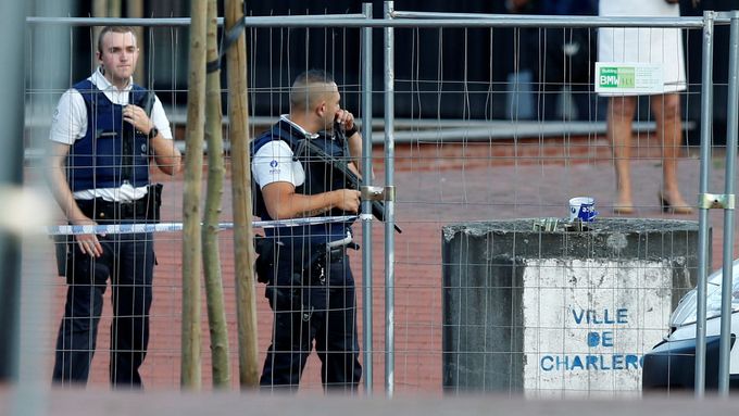 Belgičtí policisté po mačetovém útoku v Charleroi.