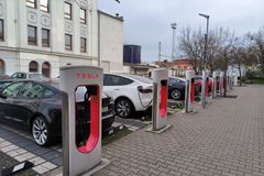 Tesla otevírá své nabíječky v Česku. Ostatním elektromobilům nabízí zajímavé ceny