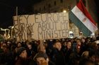 Orbán žene Maďarsko do izolace, forint historicky padá
