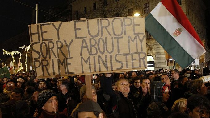 "Evropo, omlouvám se za svého premiéra," vzkazovali do zahraničí Maďaři, kteří protestovali proti změnám maďarské ústavy.