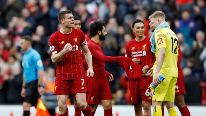 James Milner a jeho spoluhráči z Liverpoolu oslavují vítězství nad Bournemouthem.