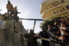 Egypt dál vře. Při nových protestech smí armáda zatýkat