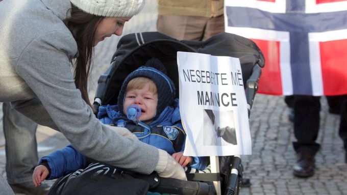 Demonstrace před norskou ambasádou v Praze