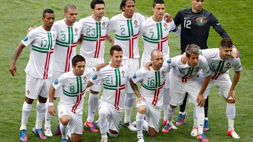 Portugalský tým během utkání Dánska s Portugalskem ve skupině B na Euru 2012.