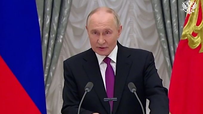 "I dnes bráníme suverenitu, čest a důstojnost našeho rodného Ruska," prohlásil Putin