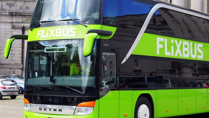 Zelené autobusy jsou dvoupatrové, díky tomu se do nich vejde víc lidí.
