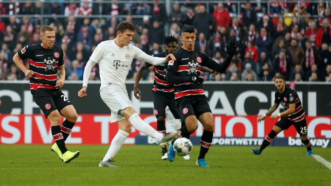 Benjamin Pavard střílí jeden z gólů Bayernu do sítě Düsseldorfu