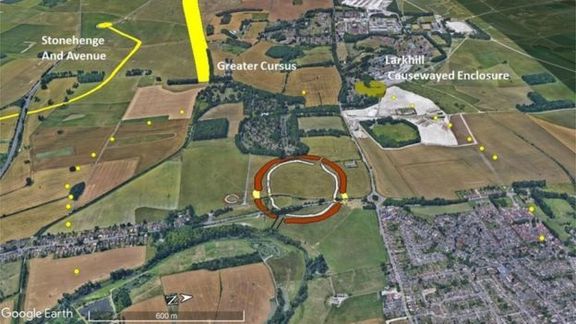 Žluté tečky vyznačují šachty, které archeologové našli dva kilometry od Durrington Walls.