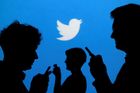 Twitter jde proti fake news. Zablokoval účet manipulátora Alexe Jonese