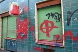 O víkendu napadli podniky podporující vládní kampaň HateFree vandalové.