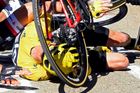 Froomův špatný den se šťastným koncem: pád, špatné kolo a nakonec záchrana žlutého dresu