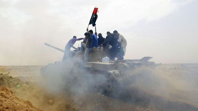 Odpůrci Kaddáfího s tankem u města Adžedábíja, kde dnes zuří prudké boje.