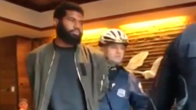 Obsluha kavárny Starbucks zavolala polici na dvojici černochů