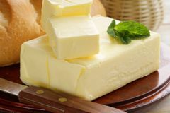 Zdražení másla v Česku řeší i ministerstvo. Nezlevní ani přes léto