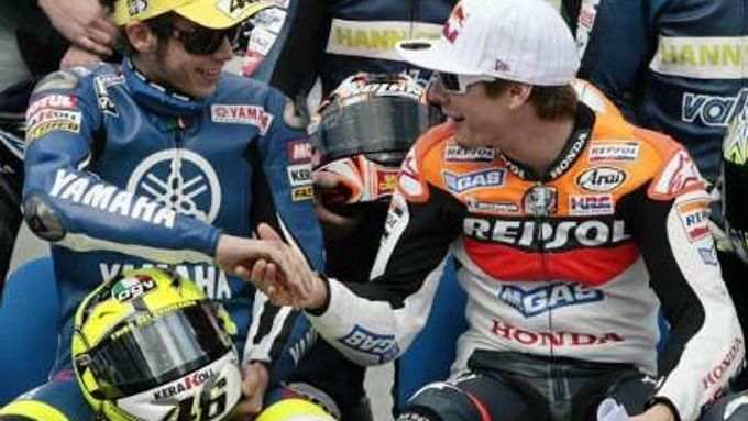 Dva největší rivalové před startem sezony 2007. Vlevo vloni druhý Valentino Rossi a vpravo obhájce titulu Nicky Hayden.