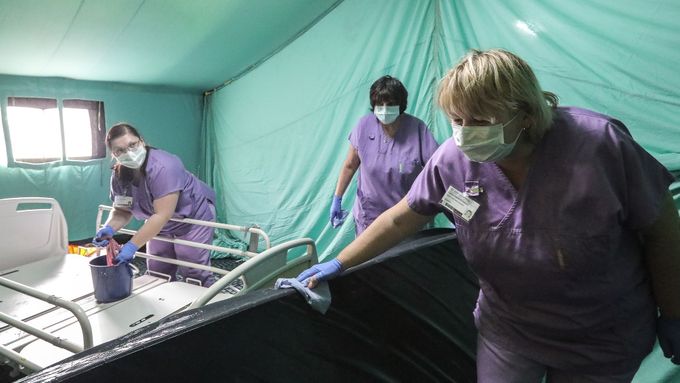V Česku je jen 15 422 sester a 4 271 lékařů, kteří mají intenzivní péči jako svou hlavní specializaci a slouží na anesteziologicko-resuscitačních odděleních (ARO) nebo jednotkách intenzivní péče.