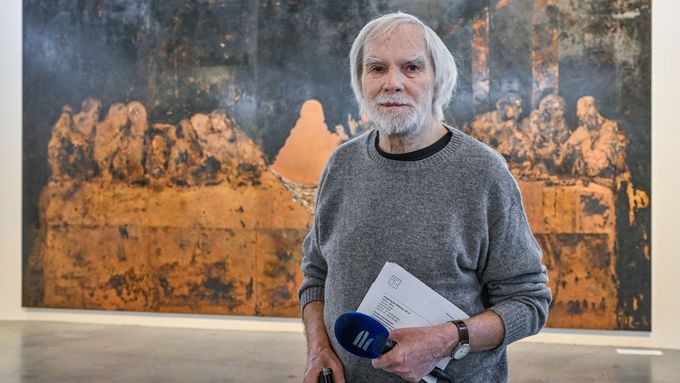 Redaktor Českého rozhlasu Karel Oujezdský na komentované prohlídce výstavy Preparing for Darkness, Vol. 8 v březnu 2024 v pražském Muzeu Kampa.