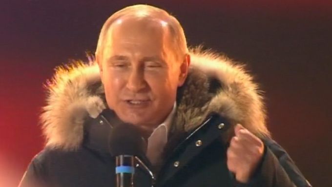 Znovuzvolený prezident Ruska Vladimir Putin předstoupil před své příznivce. Musíme být jednotní, přitáhněte k sobě voliče druhých kandidátů, vzkázal.