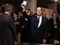 Francois Hollande volí v Tulle.