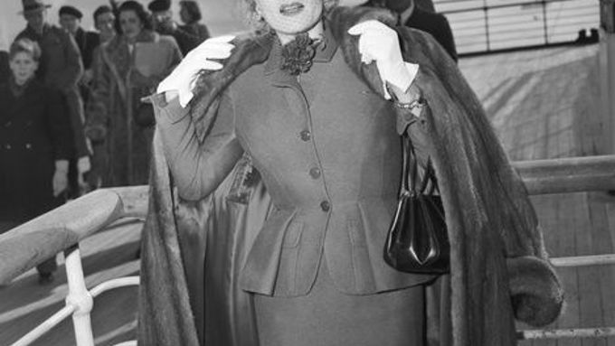 Herečka a zpěvačka Marlene Dietrichová se svou taškou od Diora právě dorazila do New Yorku.