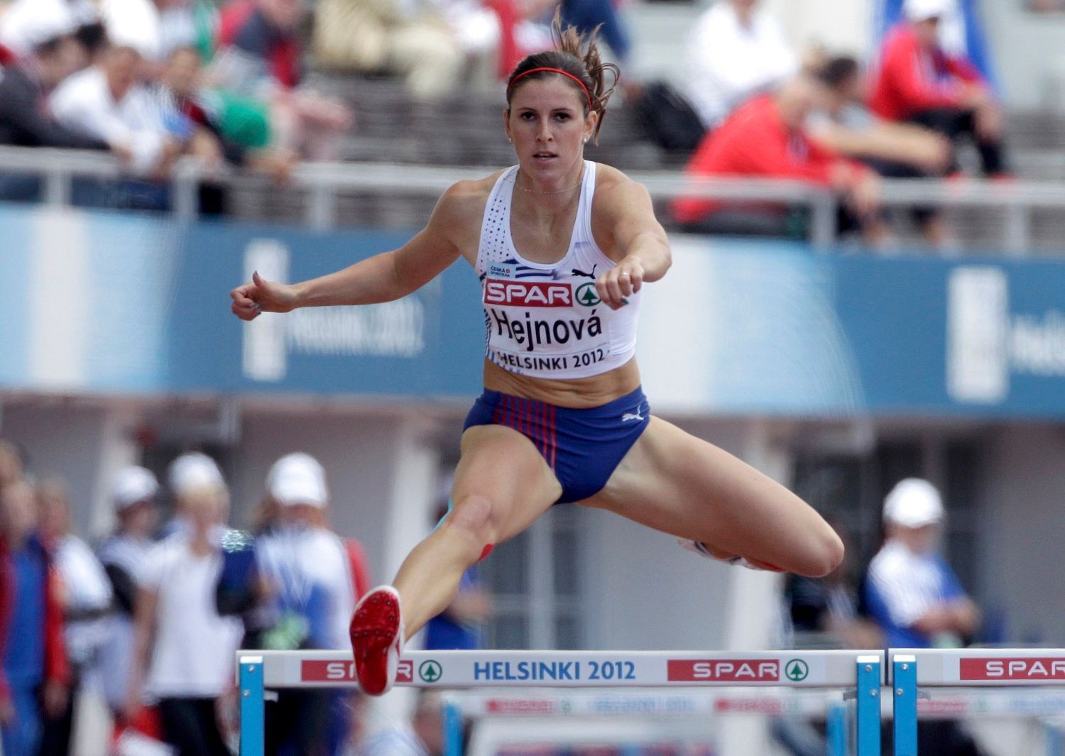 Zuzana Hejnová vítězí v jednom z rozběhů prvního kola 400 metrů překážek na Mistrovství Evropy v atletice 2012 v Helsinkách.