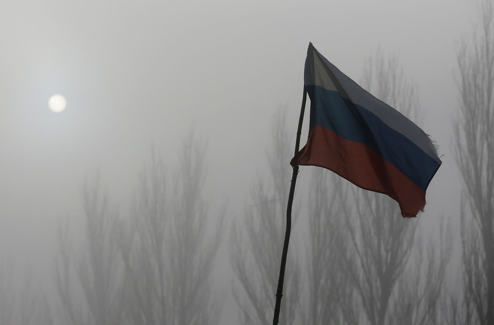 Ruská vlajka na check-pointu severovýchodně od Doněcka.