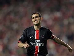 Fotbalista Paris St Germain's Pedro Pauleta se zlobí po neproměněné šanci proti Benfice Lisabon.