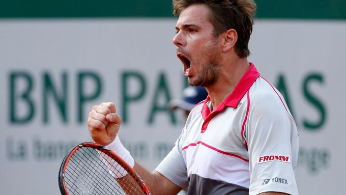 Radost Stanislase Wawrinky po vítězství nad Rogerem Federerem ve čtvrtfinále French Open.
