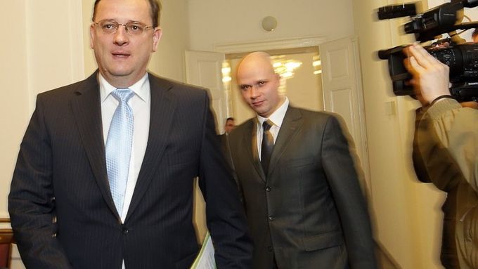 Premiér Petr Nečas přichází k výslechu, soudci jsou připraveni.