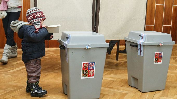 Češi volili prezidenta. První přišli politici, důchodci a matky s dětmi