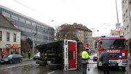 Cisterna se podle hasičů převrátila, když jela po tramvajových kolejích.
