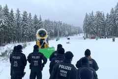 "Schluss" zní z německých sjezdovek. Policisté odsud vyhánějí lyžaře i sáňkaře