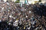 Za počátek syrského konfliktu bývá označován 15. březen 2011. Tehdy vypukly v rámci tzv. arabského jara demonstrace v jihosyrském městě Dar’á proti korupci, politické nesvobodě a represím ze strany režimu prezidenta Bašára Asada.