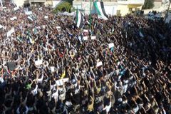 Syrský režim topí revoluci v krvi, sám je hnán do kouta