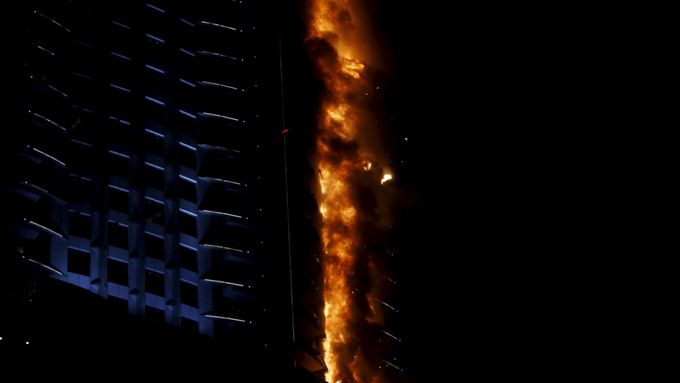Takto zachytil požár hotelu v Dubaji jeden z návštěvníků města na svůj mobilní telefon.
