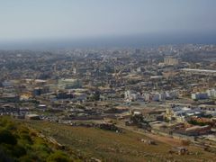 Pohled z výšky na město Derna, kde operují ozbrojenci hlásící se k Islámskému státu.