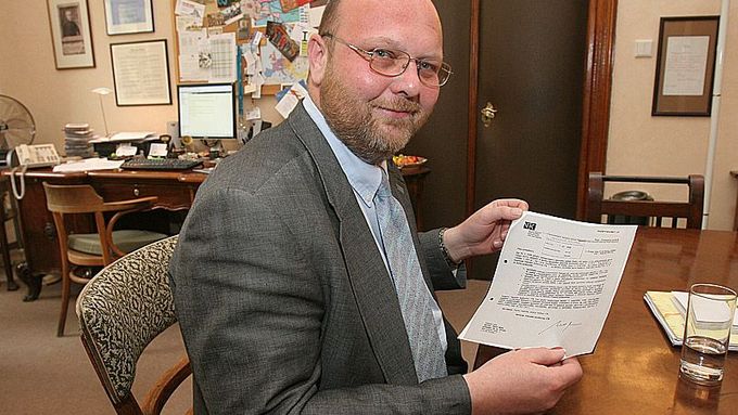 Vlastimil Ježek is writing a letter to Pavel Bém