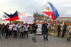 Obrazem: Centrem Prahy prošel "tantrický" pochod za svobodu Guru Járy obviněného za znásilnění