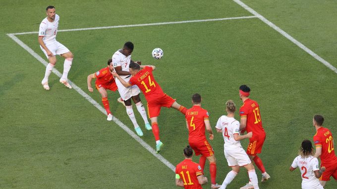 Breel Embolo dává gól na 1:0 v zápase Švýcarsko - Wales na ME 2020