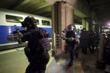 Na místě byly i RAID (speciální jednotka francouzské policie) a BRI (speciální jednotka elitní policie francouzského ministra vnitra).