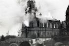 Osmiboká věž liberecké synagogy doutnala ještě dlouho poté, co byl v noci vevnitř založen požár. Nacisté v první řadě, vyděšení obyvatelé vpovzdálí.